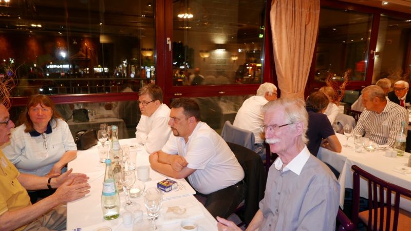 Vorne rechts Henning Burchardt: Er hat in den letzten 40 Jahren noch bei keiner Jahres-hauptversammlung gefehlt, und das als Profi-Feldpostler & Vorsitzender ArGe FP-WK-II !